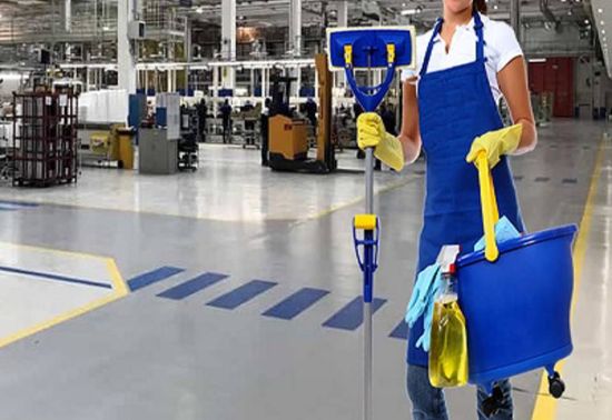 Professionista delle pulizie in azienda