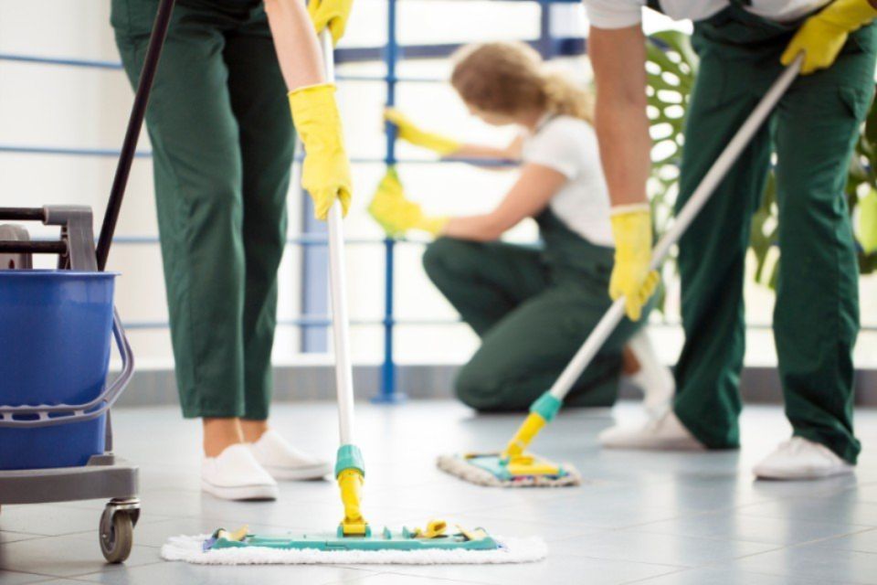 Pulizia di ufficio da parte di tre professionisti del settore