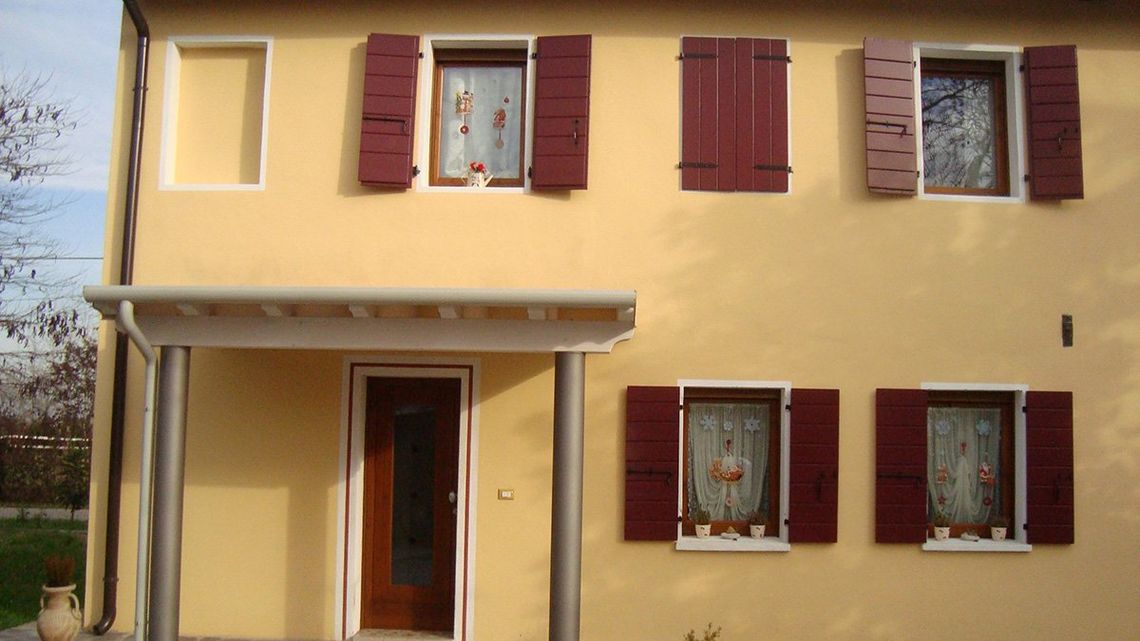 casa con infissi in legno
