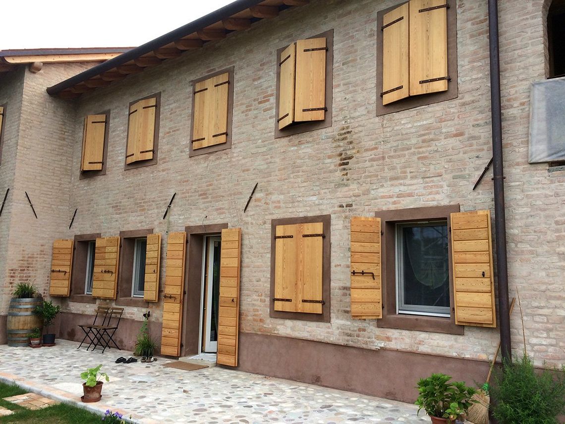 facciata edificio con infissi in legno
