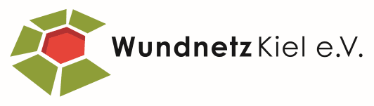 Wundnetz Kiel e.V. Logo mit grünem geometrischem Emblem und rotem Zentrum auf weißem Hintergrund