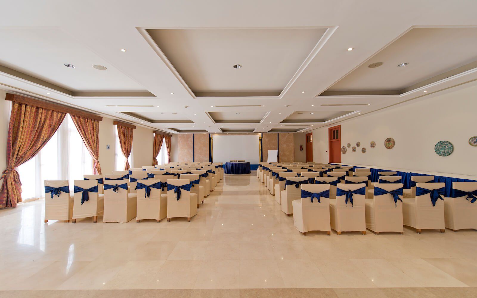 Large meeting space with a clean, organized layout suitable for workshops and presentations. 