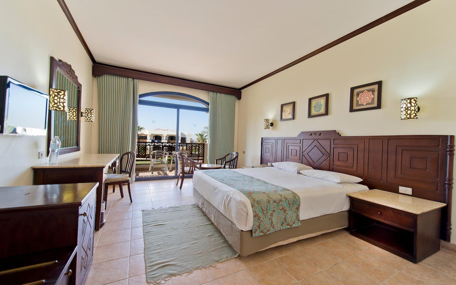 Relaxing stay in a room overlooking the gardens