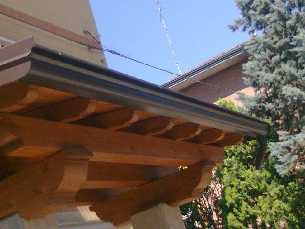 copertura con grondaia vista dal basso