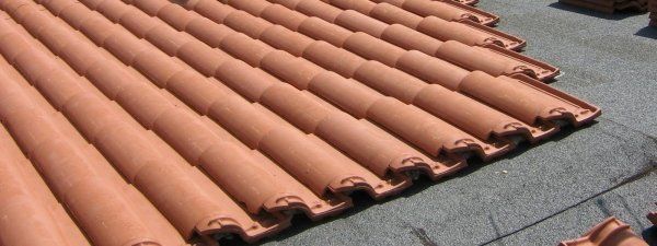 posa tegole per copertura abitazione