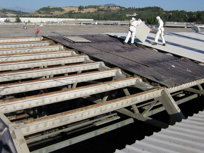 posa nuovi pannelli su tetto industriale