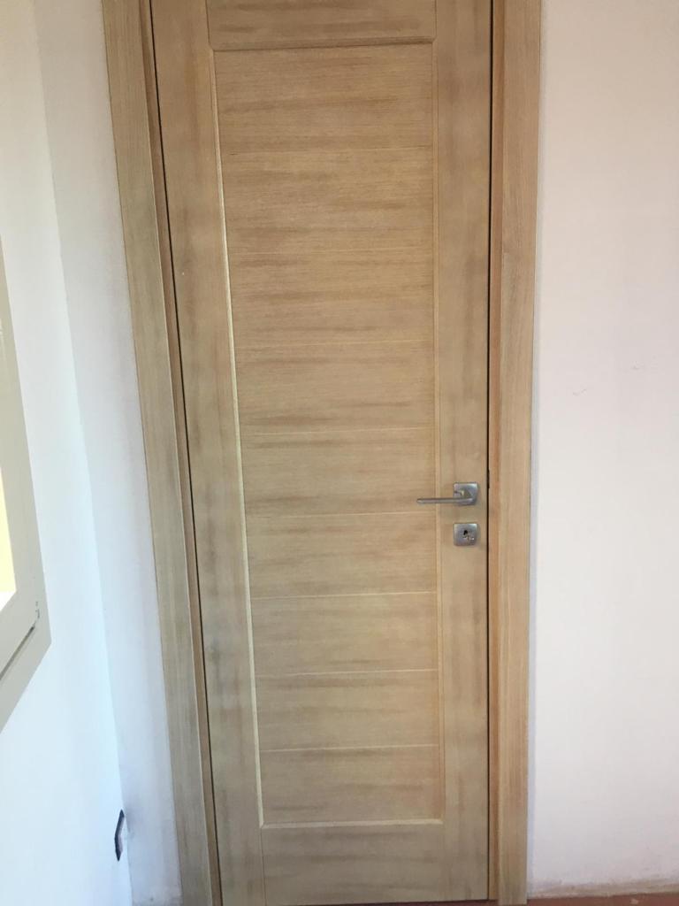 porta in legno chiaro