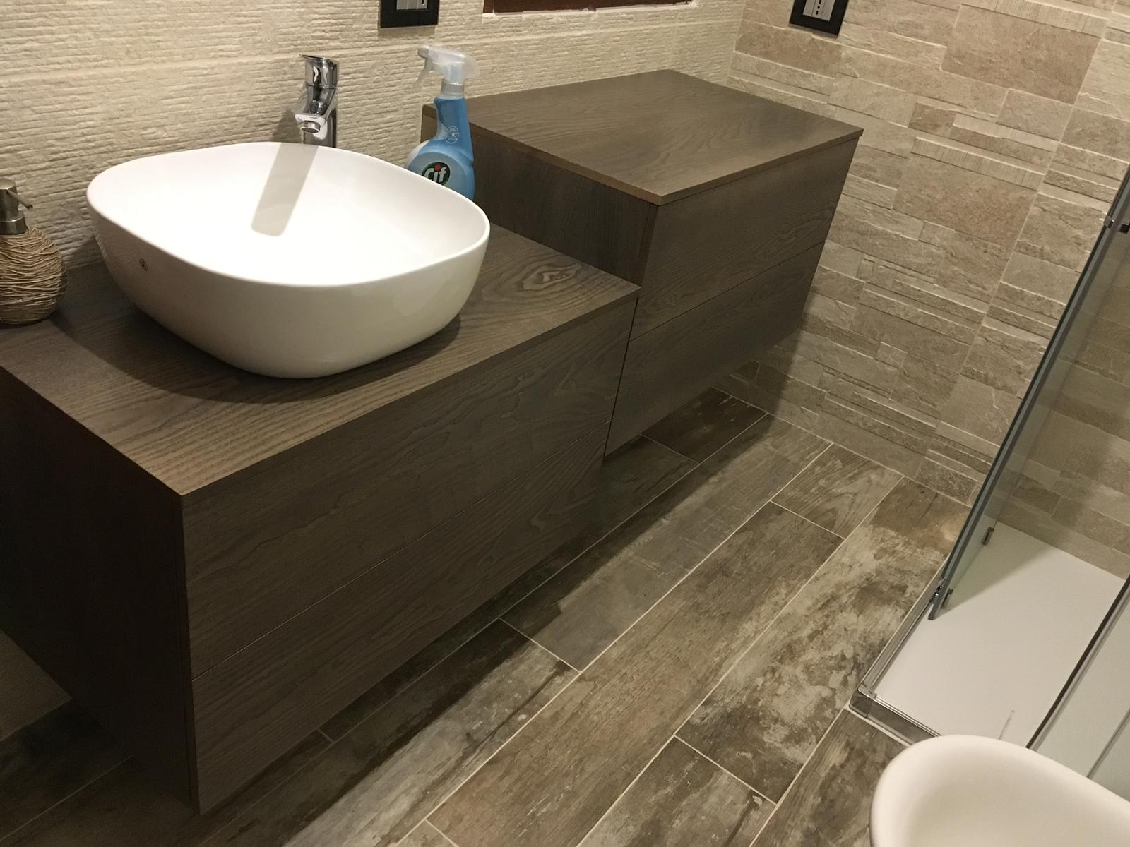 mobile in legno scuro