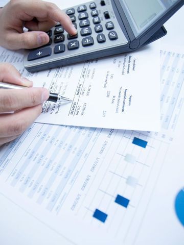 commercialista rivede un bilancio