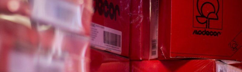Una pila di scatole rosse con il logo