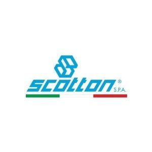 Un logo blu per Scotton SpA con testo stilizzato e un'icona esagonale sopra una striscia orizzontale verde, bianca e rossa.