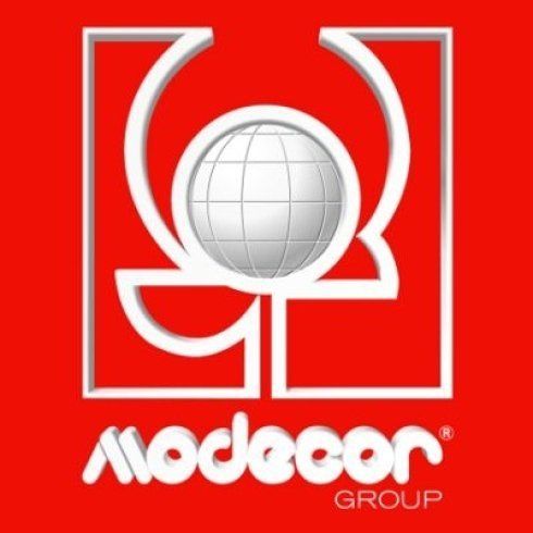 Il logo del Gruppo Modecor, caratterizzato da un globo bianco all'interno di forme geometriche bianche stilizzate su uno sfondo rosso uniforme.