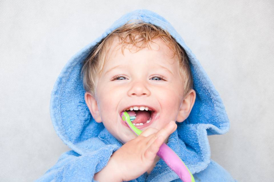 lavaggio denti bambino