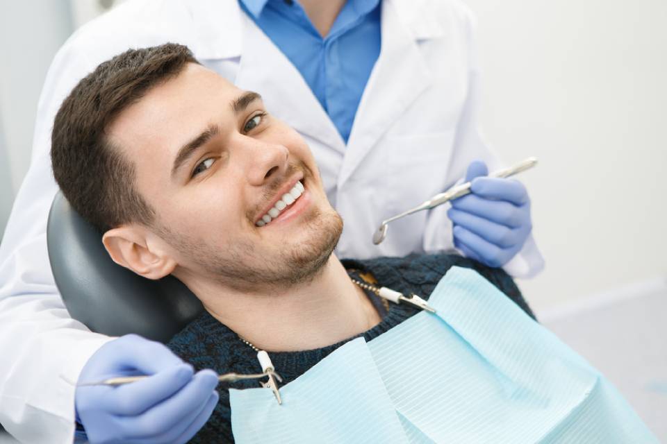 paziente adulto in studio odontoiatrico