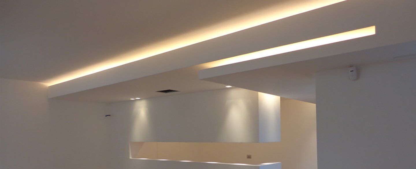 una stanza ristrutturata con soffitto in cartongesso