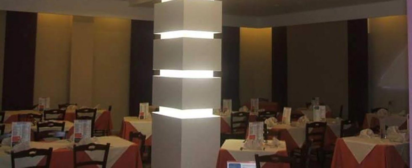 una sala di un ristorante