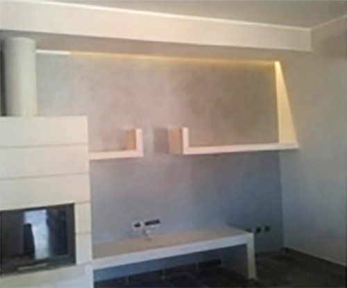 salotto con scaffali in cartongesso