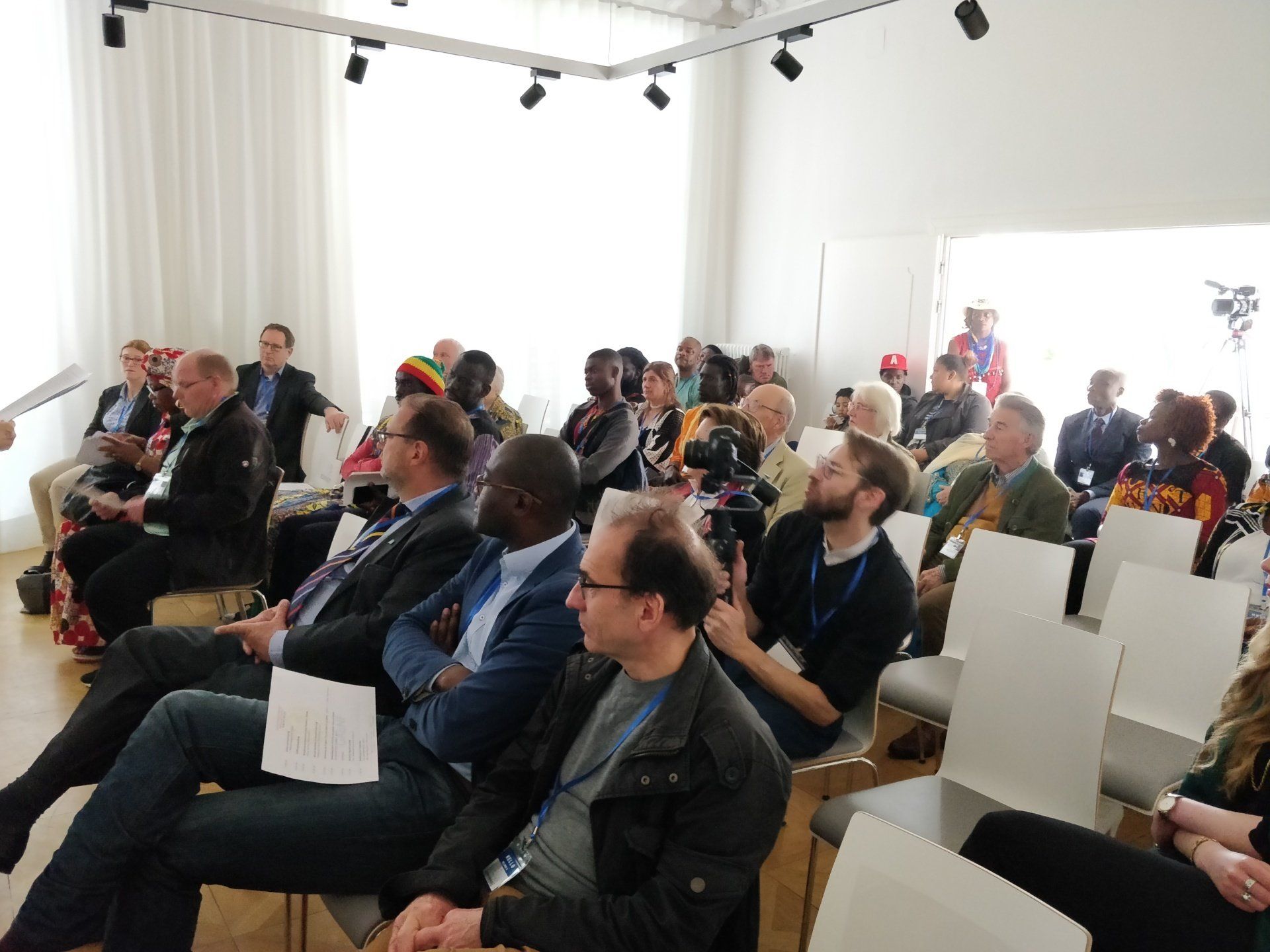 A group of people are sitting in chairs in a room.
