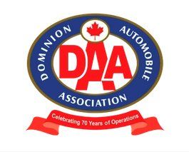 Logo de la Dominion Automobile Association : ovale avec l’inscription « DAA » en rouge, bordure bleue et or, feuille d’érable canadienne. « Célébration de 70 ans. »