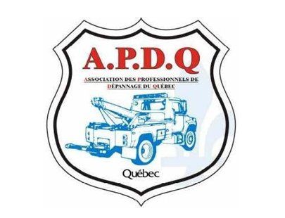 Logo de l'APDQ (Association des professionnels du remorquage du Québec) : Écusson blanc avec texte rouge et illustration d'une dépanneuse.