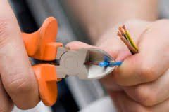 Taglio di fili elettrici