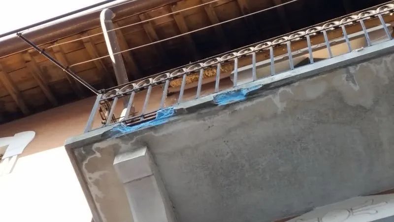 balcone in fase di ristrutturazione