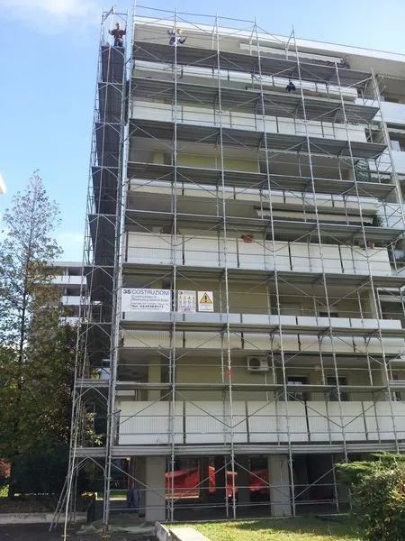 cantiere per il rifacimento di un condominio