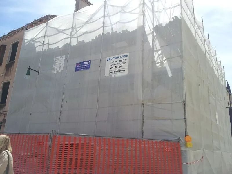 cantiere per il rifacimento tetto a Venezia
