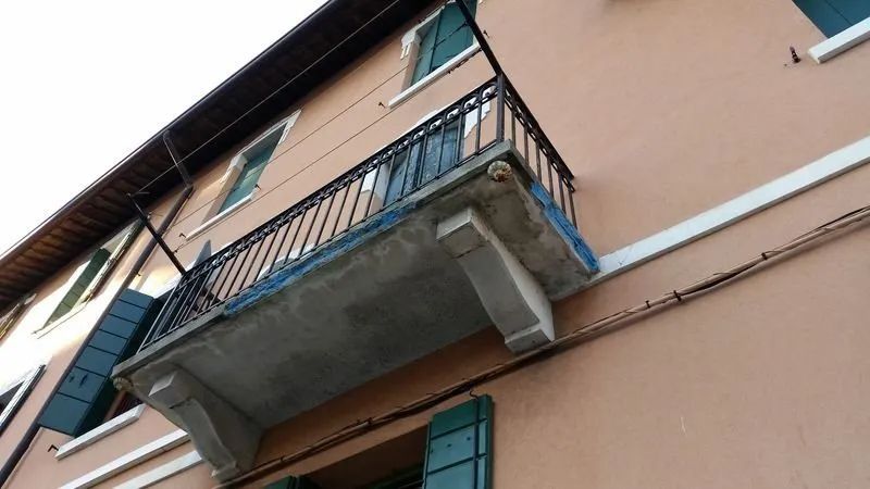 edificio con balcone ristrutturato