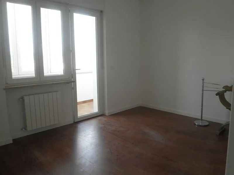 salone con balcone appena ristrutturato