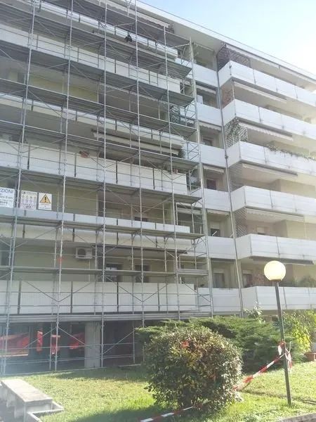 cantiere per il rifacimento di una costruzione residenziale