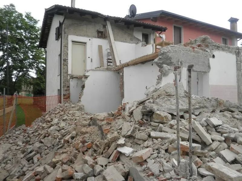 demolizione di vecchio fabbricato
