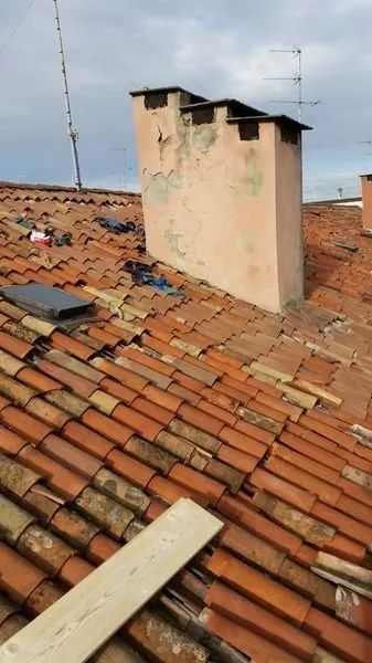 tetto in tegole con comignolo