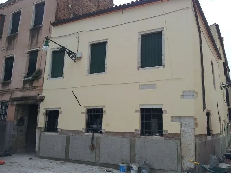 casa con tetto da ristrutturare
