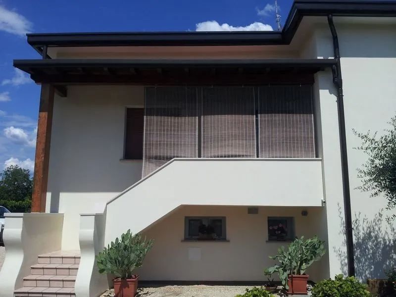 cantiere edile per il rifacimento di un tetto