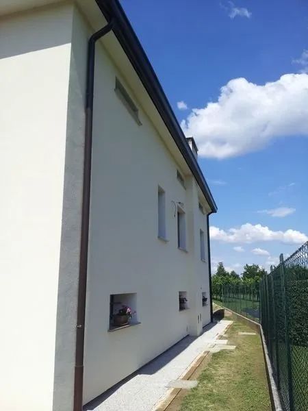 edificio residenziale con nuova copertura