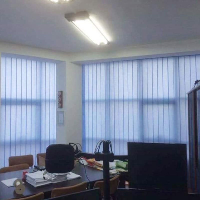 un ufficio con vista delle tende alle finestre