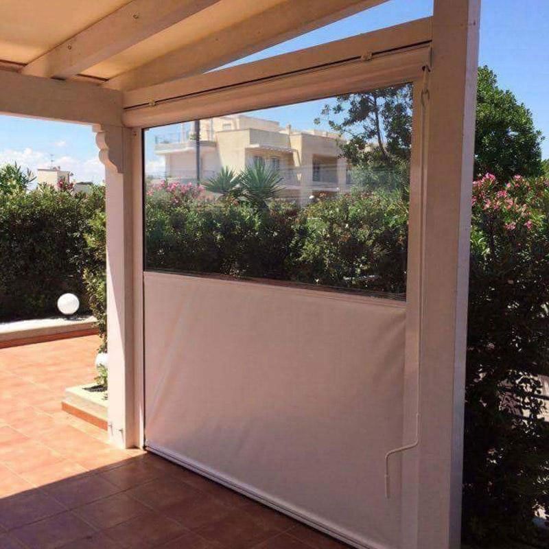 vista di una veranda e dietro degli oleandri