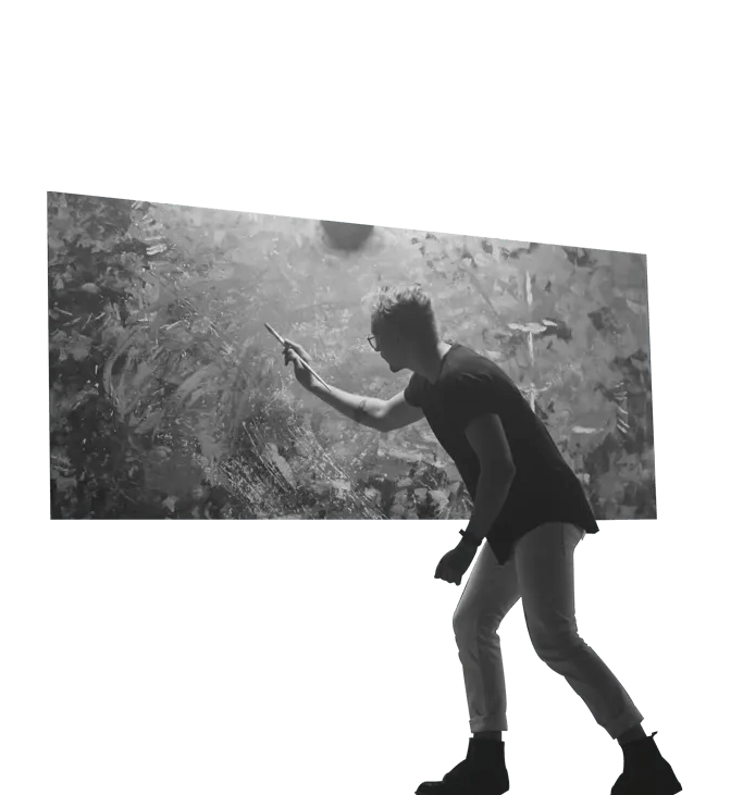 persona di spalle che dipinge un quadro