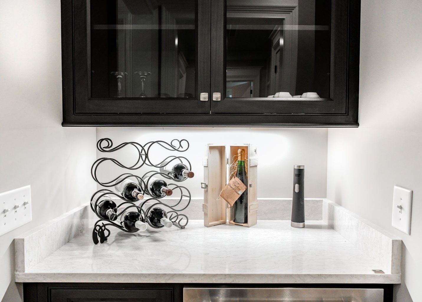 Luxurious Kitchen Cabinet — Modern look kitchen cabinet with win filler in Savannah, GA