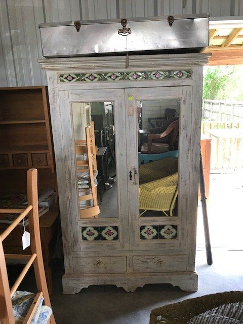 Wardrobe with Tile