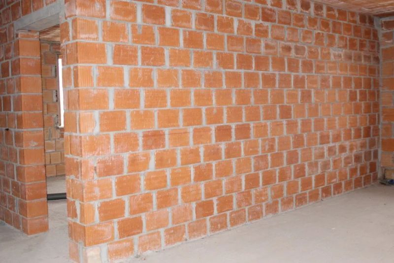 realizzazione di un muro in mattoni