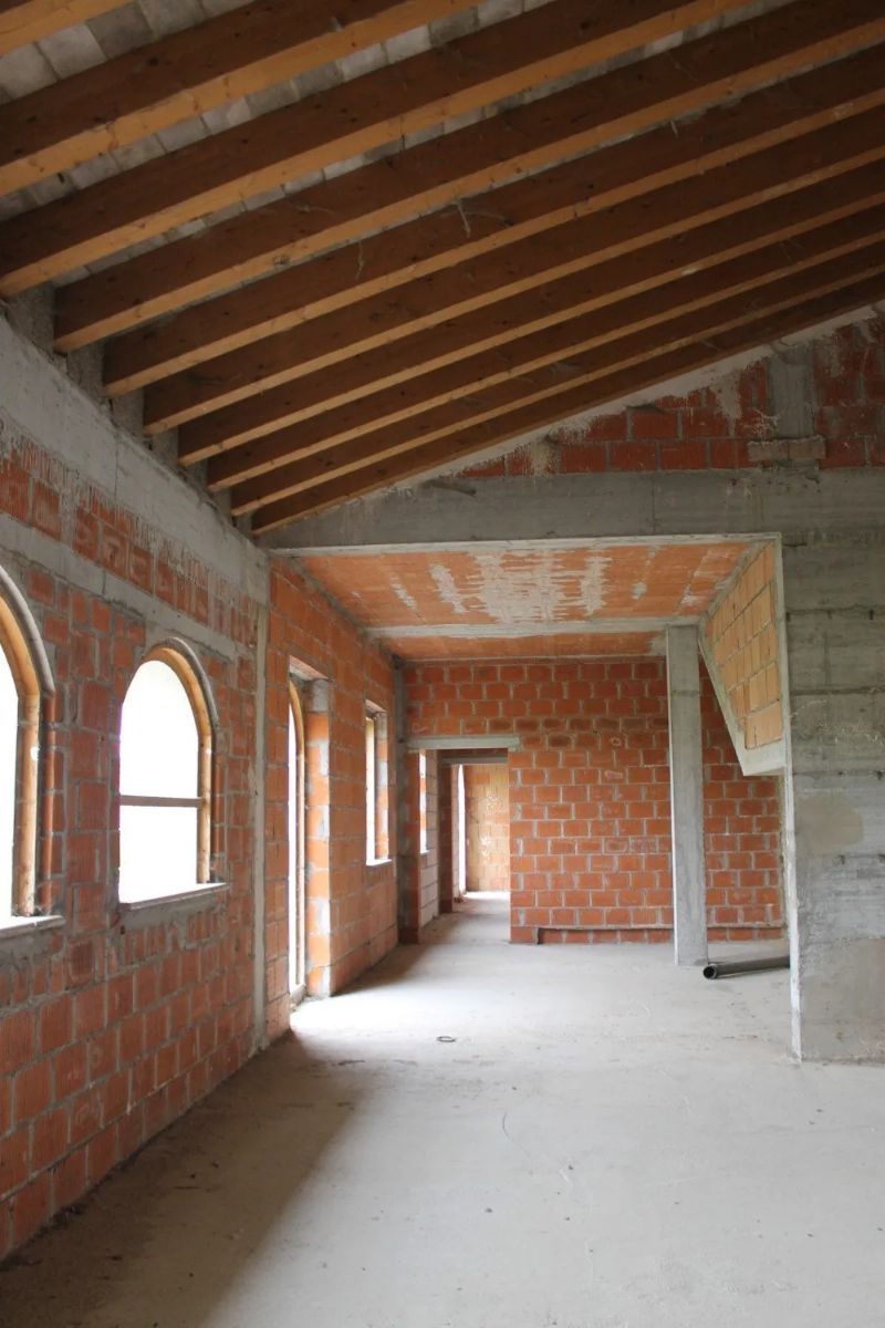 struttura abitativa in costruzione con soffitto mansardato