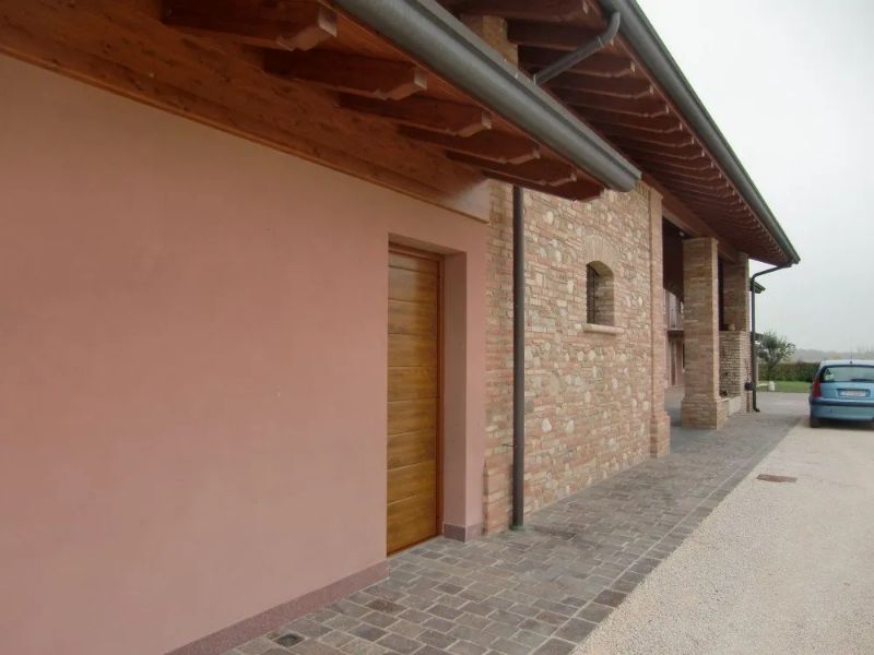 edificio con muri esterni in pietra