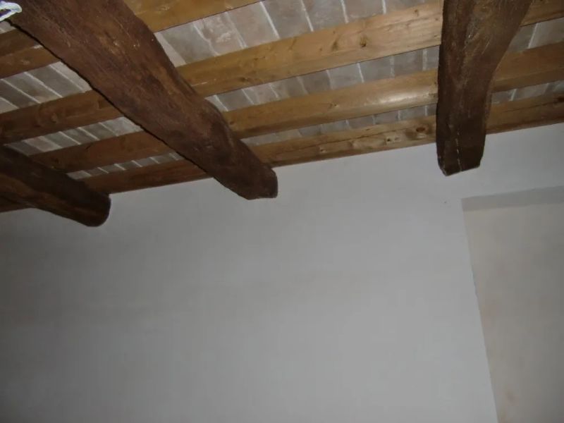 travi in legno sul soffitto