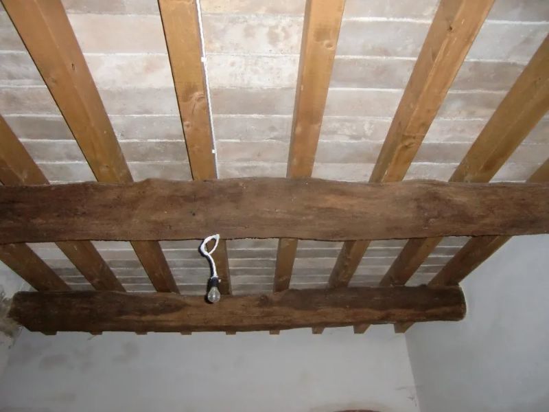 realizzazione di soffitto con travi in legno