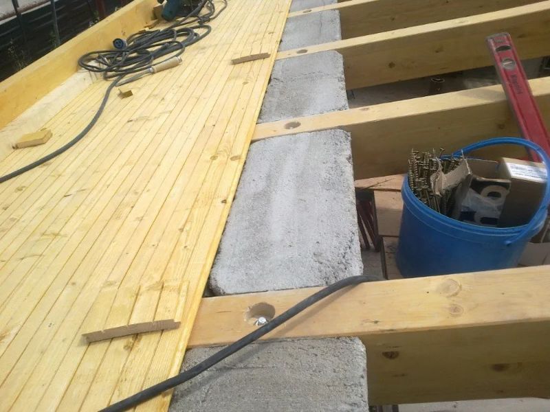 posa di copertura in legno per un'abitazione