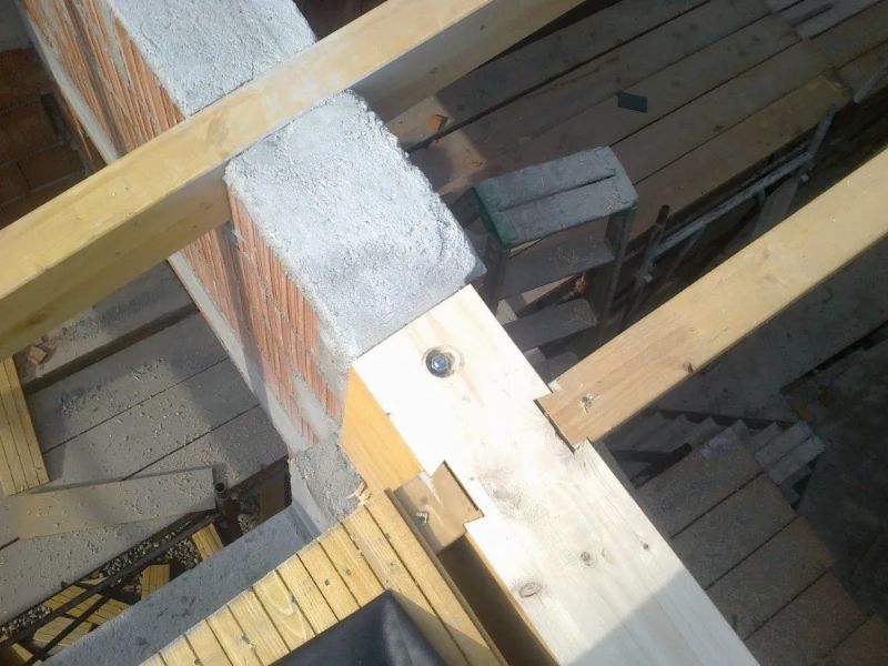 realizzazione di copertura in legno, mattoni e cemento