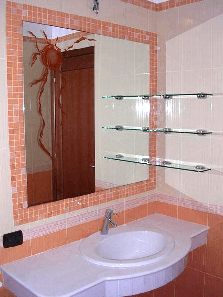 Specchio con telaio nascosto e mensole a muro