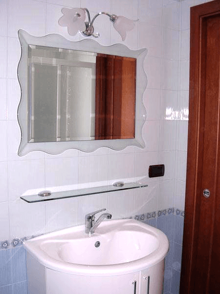 Specchio con cornice inclinata e ondulata